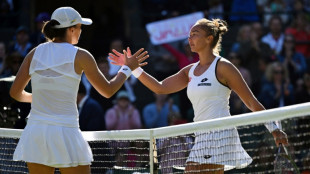Wimbledon: Swiatek accroch&eacute;e mais qualifi&eacute;e