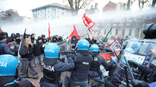 Scontri tra manifestanti e polizia a Torino