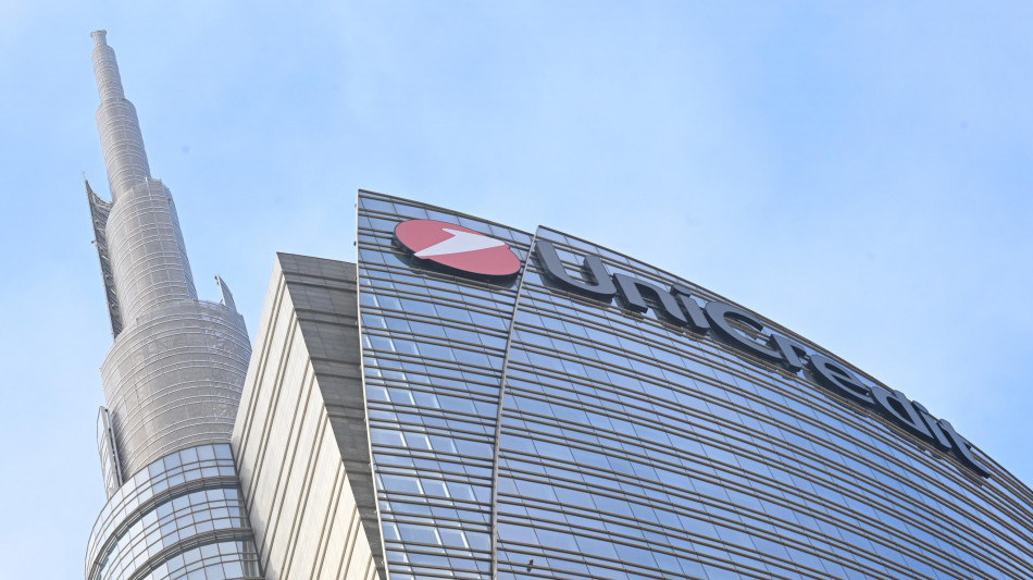 Fitch alza il rating di UniCredit ad A-