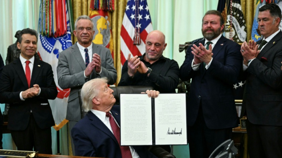Trump assina decreto para flexibilizar pesquisas com drogas psicod&eacute;licas